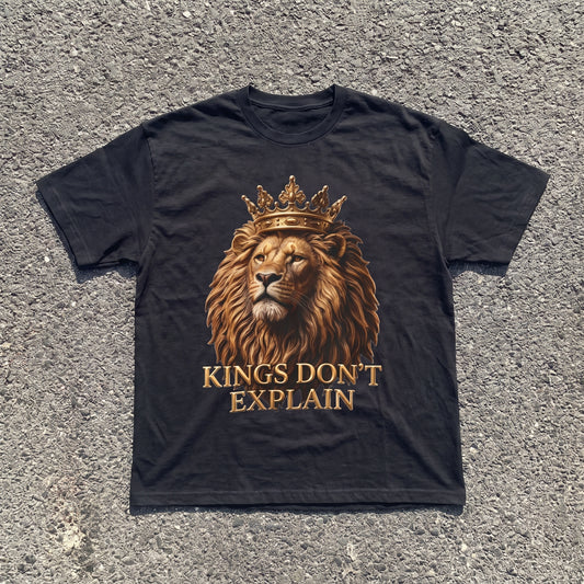 Löwen-T-Shirt "Könige erklären nicht" | Löwenkönig-Kronen-Shirt | Motivierendes Löwen-T-Shirt | Zitat-Shirt für Selbstvertrauen | Unisex Heavy Cotton Tee