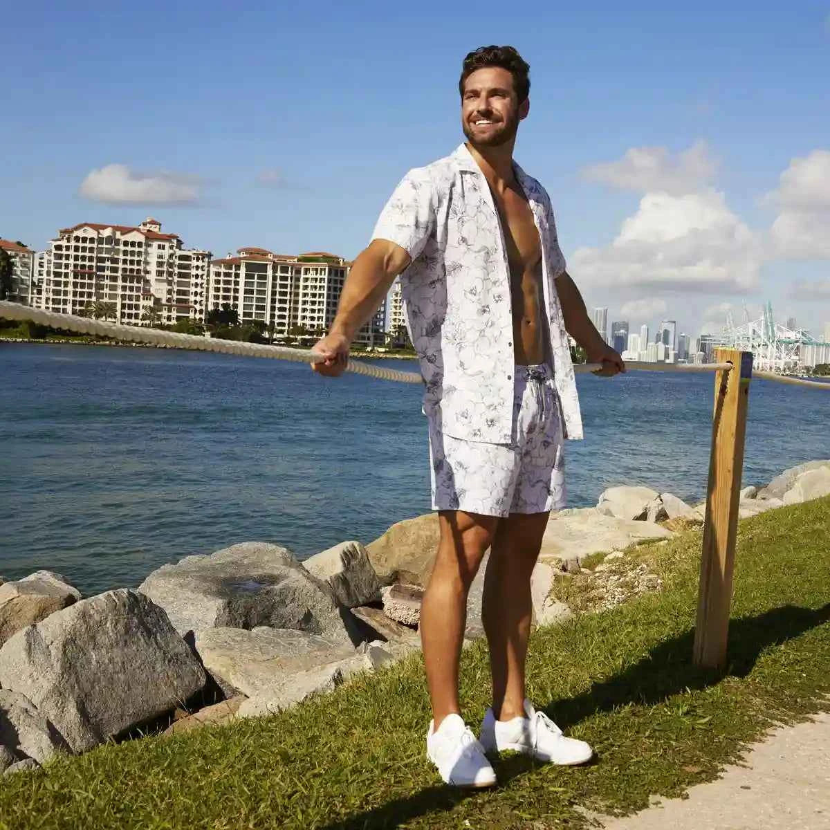 Men’s Short Sleeve Tailored Fit Button-Down Shirt – Secret Garden